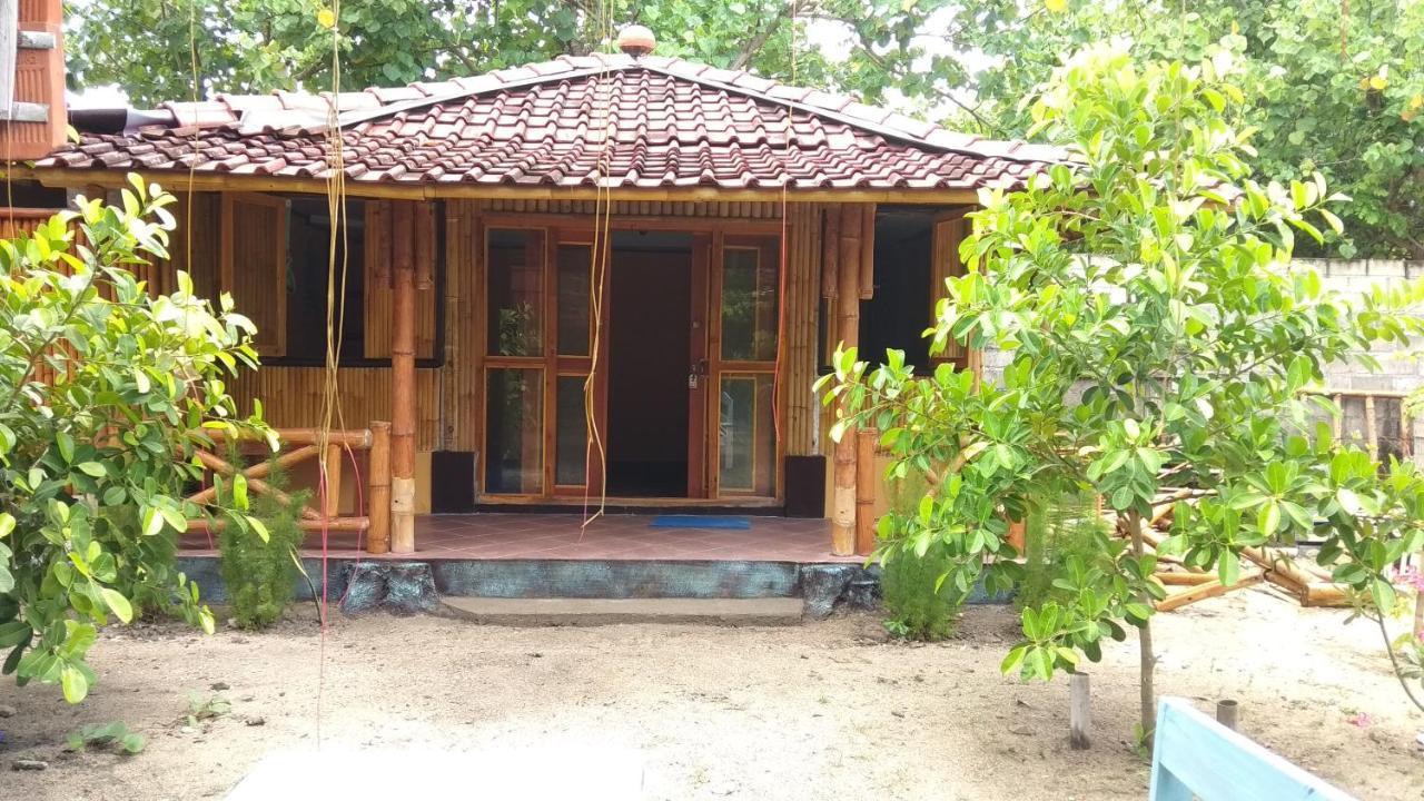 Harry'S Ocean House Watukarung Homestay Kalak Exterior foto