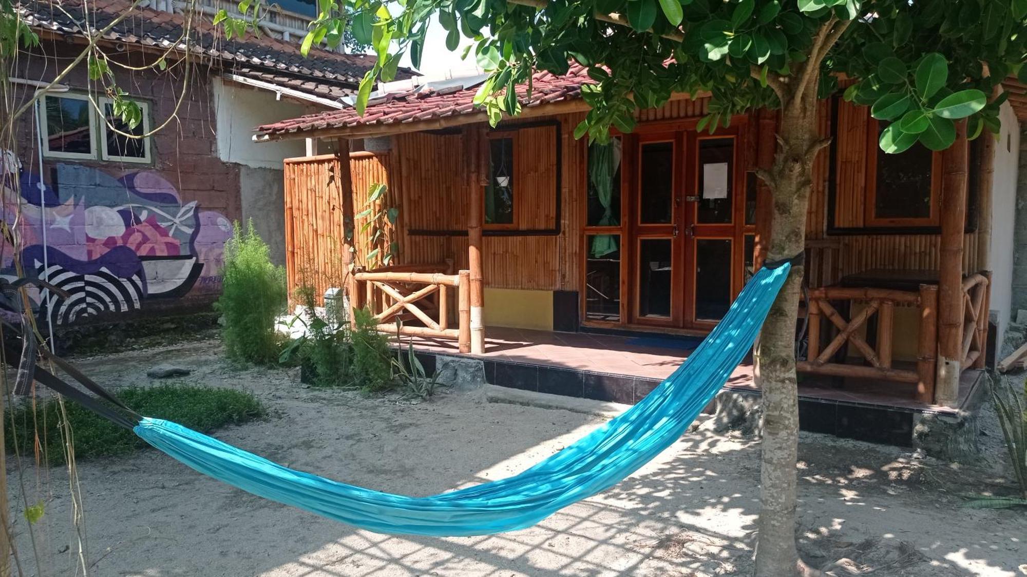 Harry'S Ocean House Watukarung Homestay Kalak Quarto foto