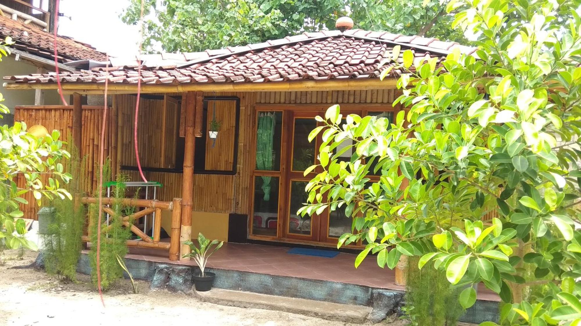 Harry'S Ocean House Watukarung Homestay Kalak Quarto foto